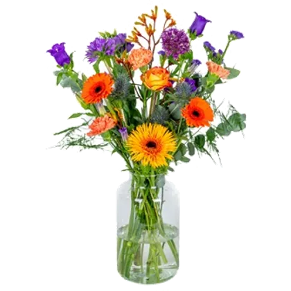 Oranje gerbera's en freesia met paarse klokjes en eucalyptus