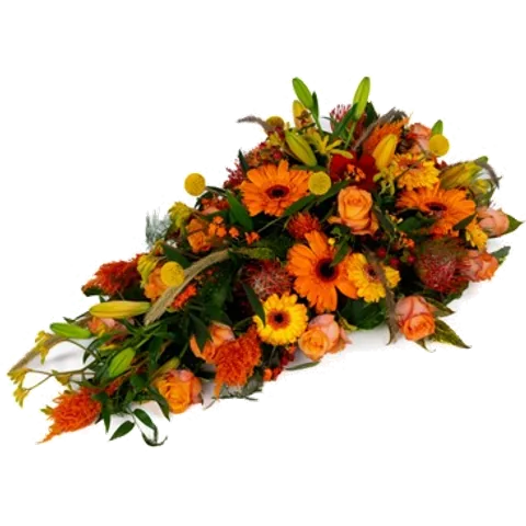 Oranje gerbera's en rozen met lelie, craspedia en herfstblad