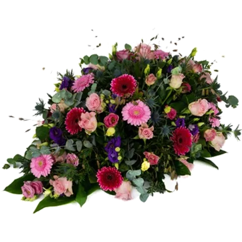 Roze gerbera's en rozen met paarse lisianthus en blauwe distel