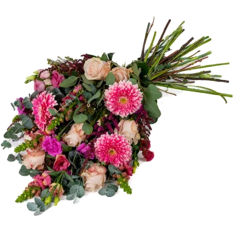 Roze gerbera's en chrysant met zalmroze rozen, heide en eucalyptus