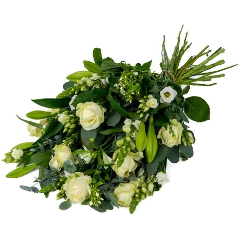 Witte rozen en lelies met lisianthus, eucalyptus en veel blad