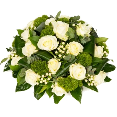 Witte rozen met groene chrysant, witte bessen en eucalyptus