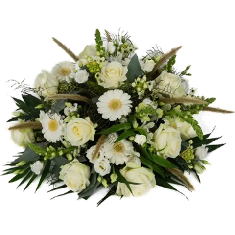 Witte gerbera's, rozen en lisianthus met pluimgras ertussen