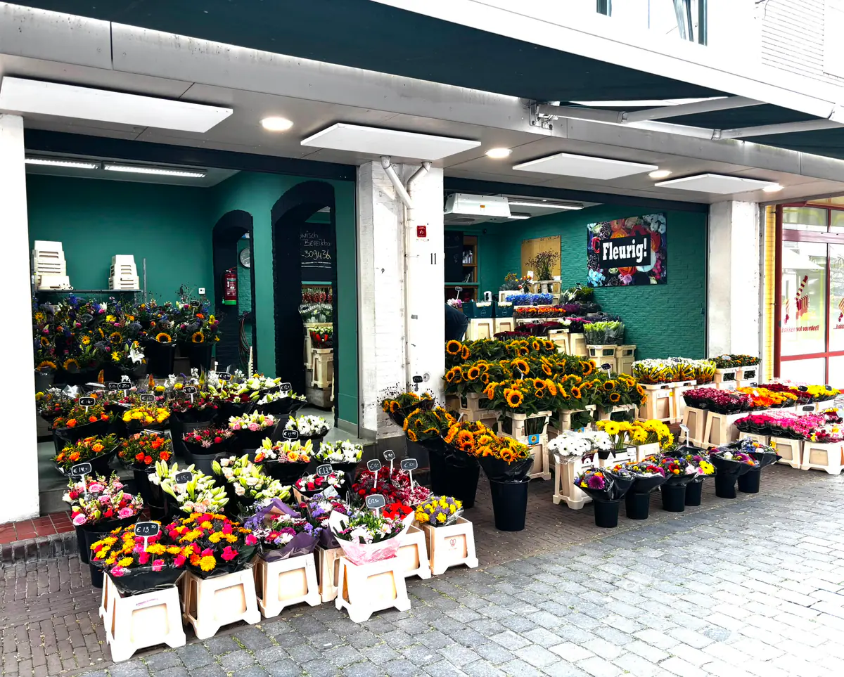 De winkel van Fleurig! aan de Molendijk, met de bloemen buiten op de stoep